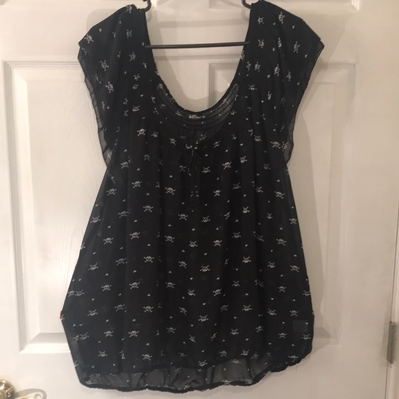 Wallflower Tops - Skull print off the shoulder top size 3X
